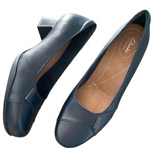 Clarks Artisan NWOB 9.5M Navy Rosalyn Belle Low Heeled Pumps
